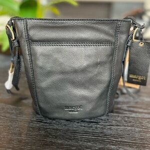 Margot “Iris” bucket bat